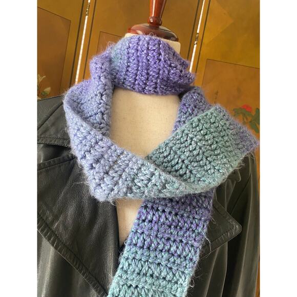 Thin crochet scarf with ombré effect in blue and lavender - Picture 1 of 6